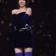 神秘黑手套女歌手食指轻抵朱唇定格魅惑瞬间